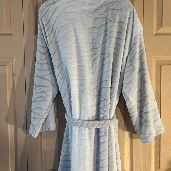 Anne Klein Gray and White Mid-Calf Length Plush Robe - Picture 5 of 8